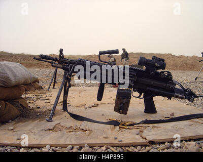 November 2004 "Ashley Judd", US-Army Sgt. Bill Whittaker's Squad Automatic Weapon on the Firing Range bei FOB Marez, Mossul, Irak. Stockfoto