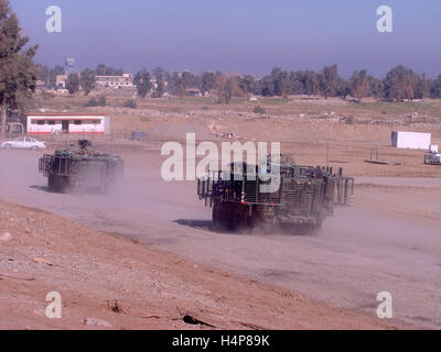 1. Dezember 2004 U.S. Army Stryker ICV durch Forward Operating Base in Mosul Marez fahren, den Norden des Irak. Stockfoto