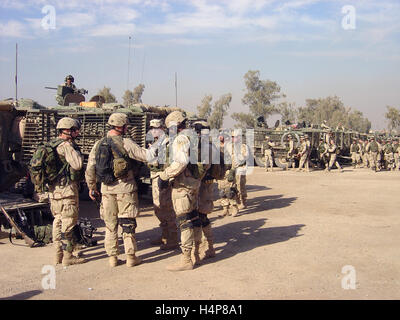 3. Dezember 2004 Soldaten der US-Armee bereitet sich in ihren Strykers ab FOB Marez für eine Operation in Mossul zu Kopf, im Norden des Irak. Stockfoto