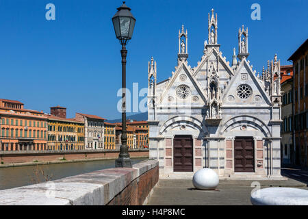 Santa Maria della Spina ist eine kleine Kirche in der italienischen Stadt Pisa. Stockfoto