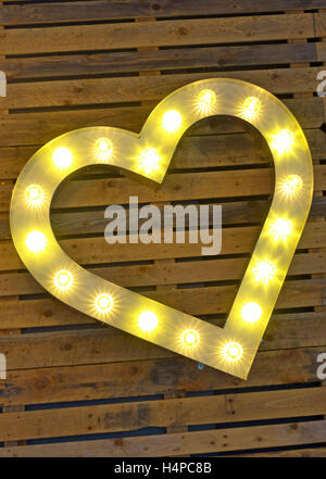 Licht in London-Café-Bar in Herzform Stockfoto