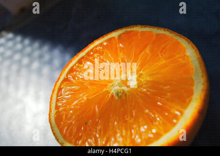 ein frisches Orange halbieren die nebeneinander Closeup, Orangen halbieren Stockfoto