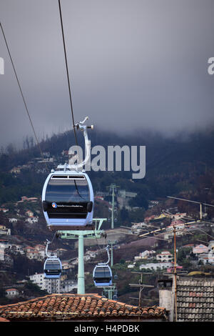 Abstieg vom Monte nach Funchal als Wolke über Hügel Monte hängt Seilbahn Stockfoto