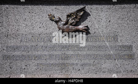 Inschrift unterhalb der Statue von Beato Carlos de Habsburg, der letzte Habsburger Kaiser Stockfoto