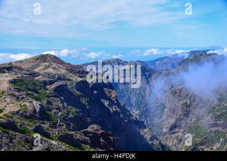 Landschaft-Blick vom Pico do Arieiro mit Wolken in Sicht Stockfoto