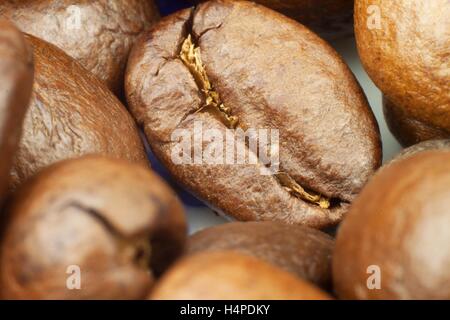 Details der geröstete Kaffeebohnen. Schuss von einem Haufen von gerösteten Kaffeebohnen hautnah Stockfoto
