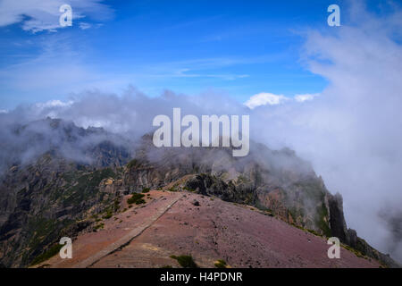 Wanderer zu Fuß auf dem Weg vom Pico Do Arieiro zum Pico das Torres, Funchal Madeira Stockfoto