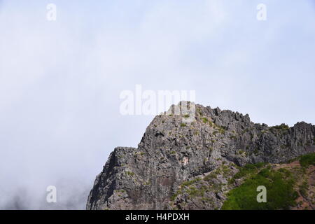 Felsformation in Wolke verschwindet Stockfoto