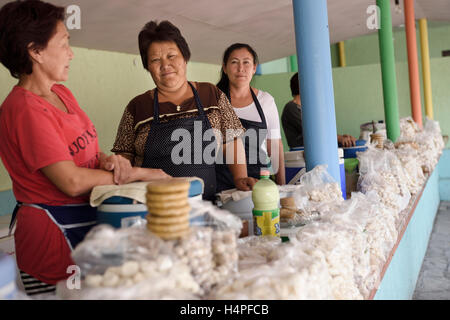 Frauen verkaufen Kumis und trockenen salzig Kurt Käsebällchen am Straßenrand stehen in der Nähe von Altyn Emel Park Kasachstan Stockfoto