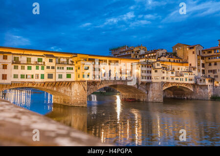 Blick auf die Brücke Ponte Vecchio in Florenz bei Nacht Stockfoto