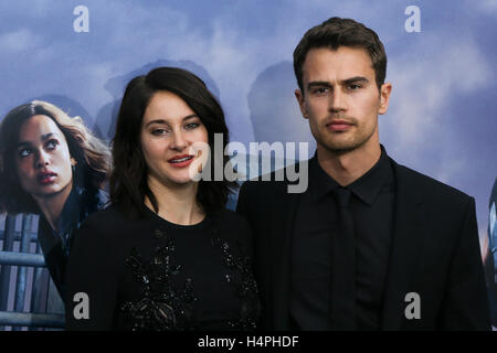 NEW YORK-MAR 14: Schauspieler Shailene Woodley (L) und Theo James besuchen "The Divergent Series: Allegiant' New-York-Premiere im AMC Loews Lincoln Square 13 Theater am 14. März 2016 in New York City. Stockfoto