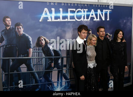 NEW YORK-MAR 14: (L-R) Akteure Ansel Elgort, Naomi Watts, Theo James und Shailene Woodley besuchen "The Divergent Series: Allegiant' New-York-Premiere im AMC Loews Lincoln Square 13 Theater am 14. März 2016 in New York City. Stockfoto