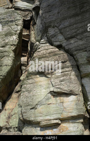 Versteckte Gesichter in den metamorphen Quarzit-Felsen auf der großen Zinne im Pilot Mountain State Park. North Carolina Stockfoto