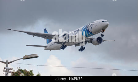 EgyptAir Boeing 777 SU-GDM in Land kommen am Flughafen London Heathrow LHR Stockfoto