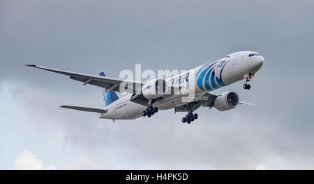 EgyptAir Boeing 777 SU-GDM in Land kommen am Flughafen London Heathrow LHR Stockfoto