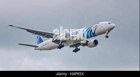 EgyptAir Boeing 777 SU-GDM in Land kommen am Flughafen London Heathrow LHR Stockfoto