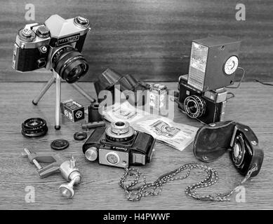 Alte Fotokameras, Blitzlicht, Rollen und Filme Stockfoto