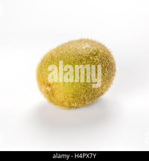 köstliche ganze Kiwis auf weißem Hintergrund Stockfoto