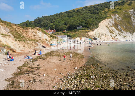 Die Menschen Sie genießen Sonnentag bei Lulworth Cove Beach in Dorset, England, Vereinigtes Königreich UK Stockfoto