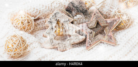 Stern, Herz und Baum Holzornamente mit Schnee und Lichter, Weihnachtsschmuck Stockfoto