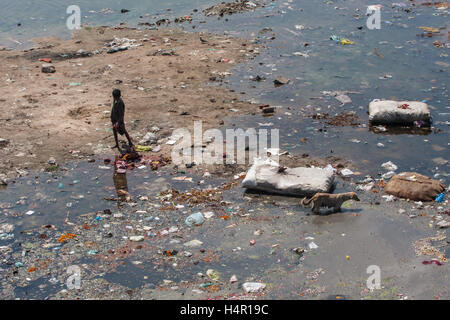 Kinder spielen in dreckigen und verschmutzten Fluss Sabarmati in das Zentrum von Ahmedabad, Gujarat Zustand, Indien, Asien. Stockfoto