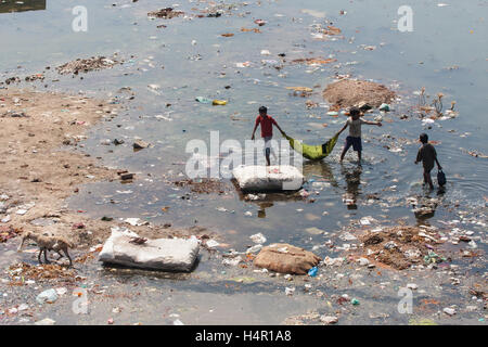 Kinder spielen in dreckigen und verschmutzten Fluss Sabarmati in das Zentrum von Ahmedabad, Gujarat Zustand, Indien, Asien. Stockfoto