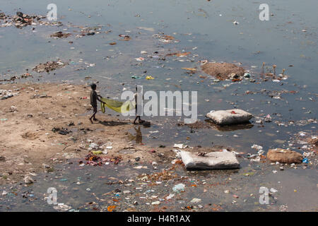 Kinder spielen in dreckigen und verschmutzten Fluss Sabarmati in das Zentrum von Ahmedabad, Gujarat Zustand, Indien, Asien. Stockfoto