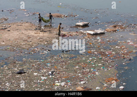 Kinder spielen in dreckigen und verschmutzten Fluss Sabarmati in das Zentrum von Ahmedabad, Gujarat Zustand, Indien, Asien. Stockfoto