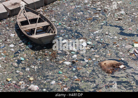 Kinder spielen in dreckigen und verschmutzten Fluss Sabarmati in das Zentrum von Ahmedabad, Gujarat Zustand, Indien, Asien. Stockfoto