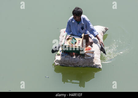 Improvisierter Transport in lokalen Sonntagsmarkt, Gujari Basar-Flohmarkt am Ufer des Sabarmarti River im Zentrum Zentrum von Ahmedabad, Stockfoto