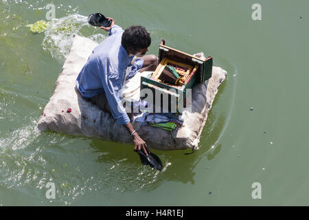 Improvisierter Transport in lokalen Sonntagsmarkt, Gujari Basar-Flohmarkt am Ufer des Sabarmarti River im Zentrum Zentrum von Ahmedabad, Stockfoto