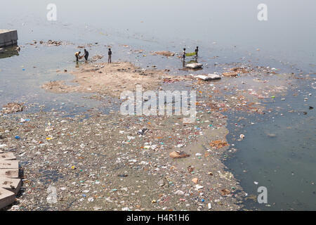 Kinder spielen in dreckigen und verschmutzten Fluss Sabarmati in das Zentrum von Ahmedabad, Gujarat Zustand, Indien, Asien. Stockfoto