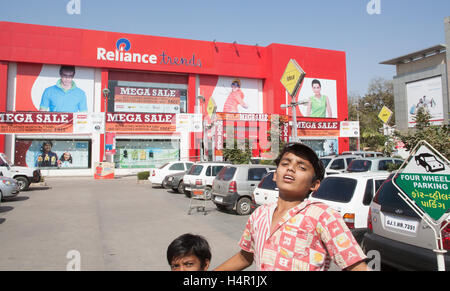 In Ahmedabad City Mall mit Geschäften, darunter Big Bazaar Shopping-Mall, Ahmedabad, Gujarat, Indien, Asien, Stockfoto