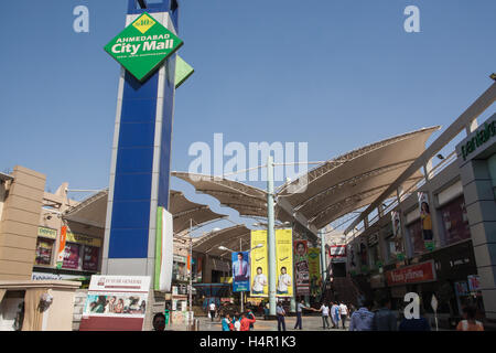 In Ahmedabad City Mall mit Geschäften, darunter Big Bazaar Shopping-Mall, Ahmedabad, Gujarat, Indien, Asien, Stockfoto