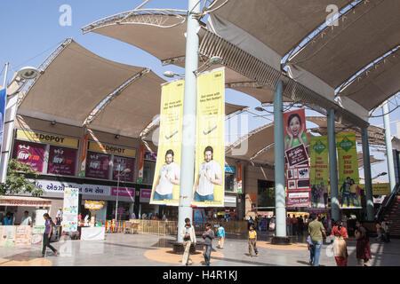 In Ahmedabad City Mall mit Geschäften, darunter Big Bazaar Shopping-Mall, Ahmedabad, Gujarat, Indien, Asien, Stockfoto