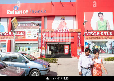 In Ahmedabad City Mall mit Geschäften, darunter Big Bazaar Shopping-Mall, Ahmedabad, Gujarat, Indien, Asien, Stockfoto