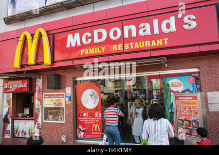 McDonald's, Cafe, fast, Food, Fast Food, Restaurant, Steckdose, in Ahmedabad City Mall mit Geschäften, darunter Big Bazaar Shopping Mall, Ahmedabad, Gujarat, Indien, Asien Stockfoto