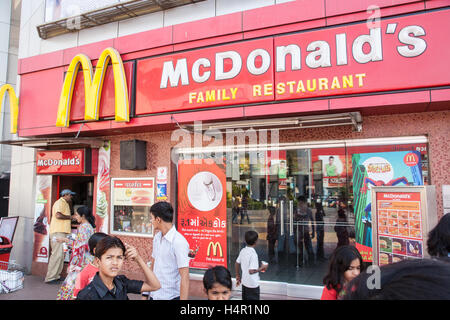 McDonald's, Cafe, fast, Food, Fast Food, Restaurant, Steckdose, in Ahmedabad City Mall mit Geschäften, darunter Big Bazaar Shopping Mall, Ahmedabad, Gujarat, Indien, Asien Stockfoto