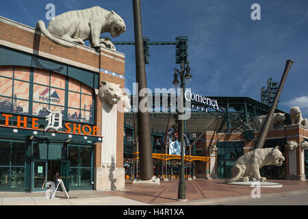 TIGER EINGANG STATUEN (© MICHEAL KEROPIAN 2000) COMERICA PARK BASEBALL STADION DOWNTOWN DETROIT MICHIGAN USA Stockfoto