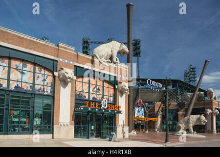 TIGER EINGANG STATUEN (© MICHEAL KEROPIAN 2000) COMERICA PARK BASEBALL STADION DOWNTOWN DETROIT MICHIGAN USA Stockfoto