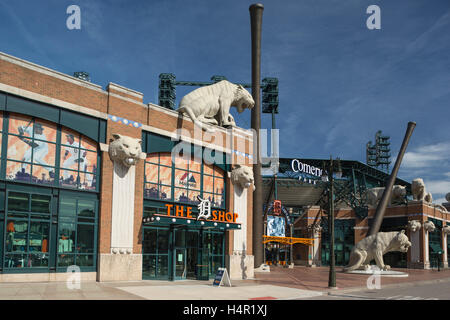 TIGER EINGANG STATUEN (© MICHEAL KEROPIAN 2000) COMERICA PARK BASEBALL STADION DOWNTOWN DETROIT MICHIGAN USA Stockfoto