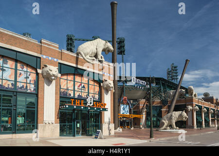 TIGER EINGANG STATUEN (© MICHEAL KEROPIAN 2000) COMERICA PARK BASEBALL STADION DOWNTOWN DETROIT MICHIGAN USA Stockfoto