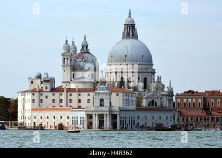 Basilika Santa Maria della Salute mit der Punta della Dogana von Venedig in Italien. Stockfoto