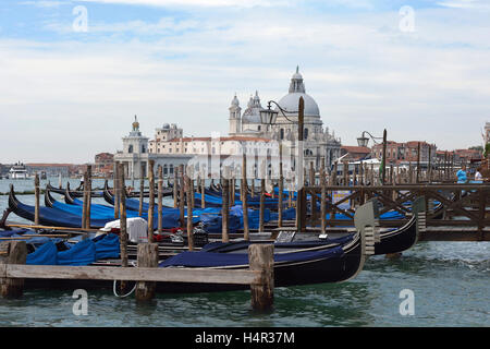 Blick von der Uferpromenade Riva Degli Schiavoni mit Touristen in der Basilika Santa Maria della Salute von Venedig in Italien. Stockfoto