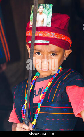 Junge in Zeremonie. Bena-Dorf. Insel Flores.  Indonesien, Asien. Stockfoto