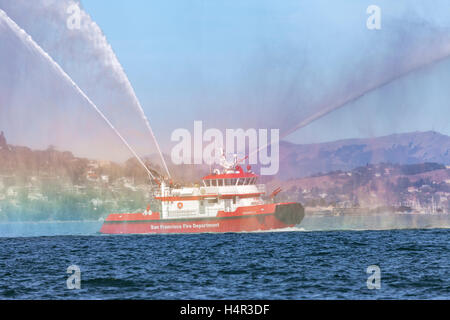 San Francisco Löschboot 3 Sprühwasser an der San Francisco Bay. Stockfoto