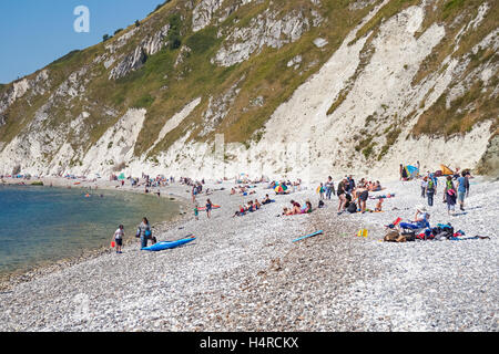 Die Menschen Sie genießen Sonnentag bei Lulworth Cove Beach in Dorset, England, Vereinigtes Königreich UK Stockfoto