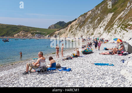 Die Menschen Sie genießen Sonnentag bei Lulworth Cove Beach in Dorset, England, Vereinigtes Königreich UK Stockfoto