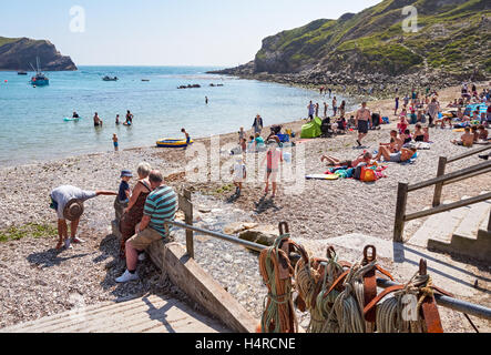 Menschen Sie genießen sonnigen Tag Lulworth Cove in Dorset, England, Vereinigtes Königreich UK Stockfoto