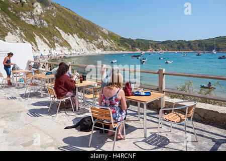 Menschen Sie genießen sonnigen Tag Lulworth Cove in Dorset, England, Vereinigtes Königreich UK Stockfoto